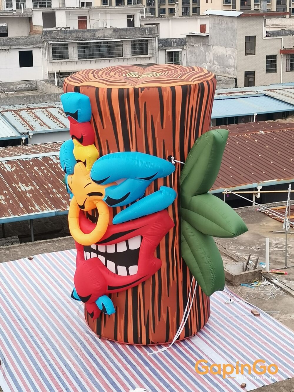 Inflatable Tiki Tree Stump Plant Model with Realistic Deities for Tahiti or Event Decoration